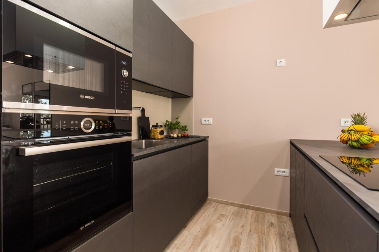 Apartment Nensi Pjescana Uvala Exterior photo